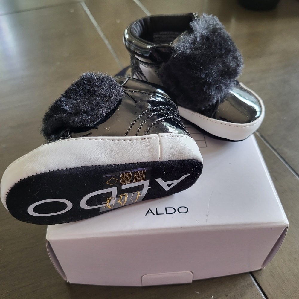 ALDO Newborn Black Fur-Trim Booties - Picture 2 of 6
